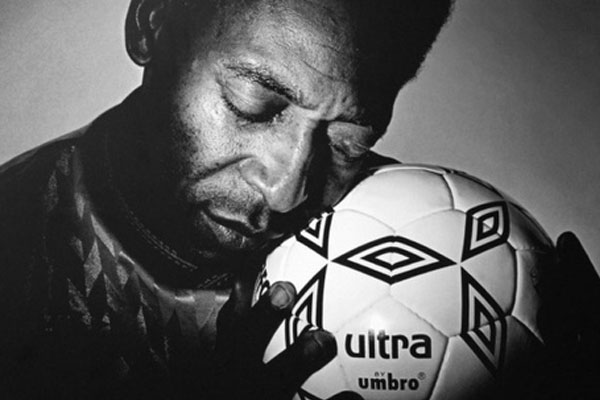 Bí mật của Pele: Bị cấm đá bóng, bỏ lời thề do phá sản và một trọng tài bị đuổi vì… dám đuổi Pele-5