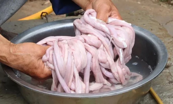 Rửa lòng non cứ thêm 2 thứ này là sạch bong, luộc lên trắng giòn sần sật, không hôi-1