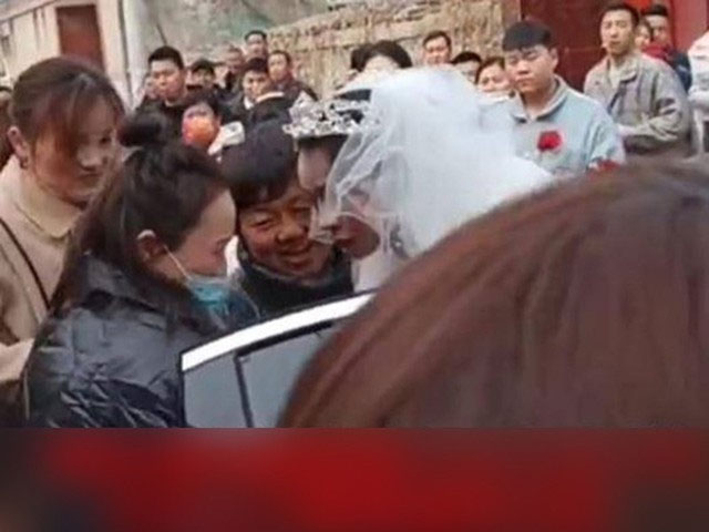 Cô dâu không chịu xuống xe hoa bắt quan khách chờ 1 tiếng, bố chú rể biết nguyên nhân ôm mặt khóc nức nở-1