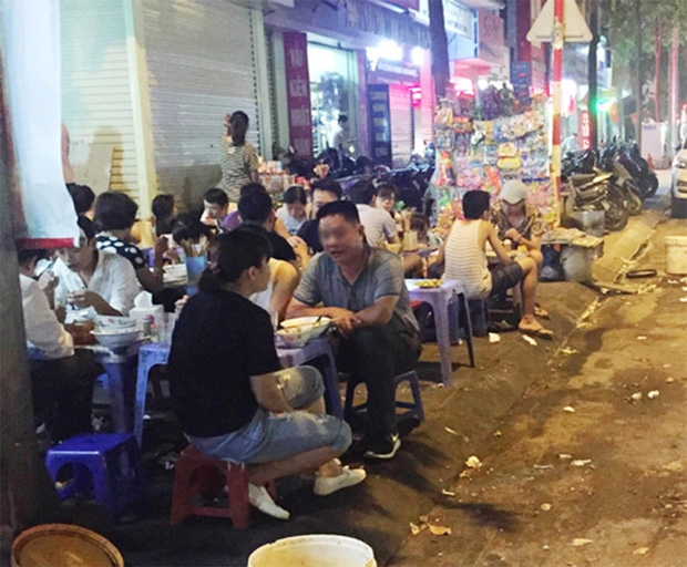 Dân còn thản nhiên ngồi ăn bên đống rác, bao giờ Hà Nội mới sạch, văn minh?-1