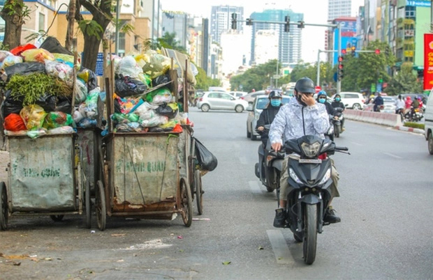 Dân còn thản nhiên ngồi ăn bên đống rác, bao giờ Hà Nội mới sạch, văn minh?-2