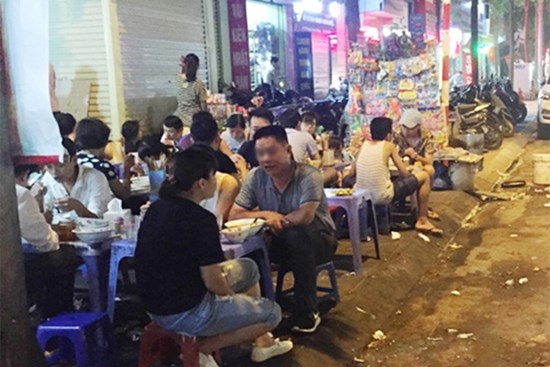 Dân còn thản nhiên ngồi ăn bên đống rác, bao giờ Hà Nội mới sạch, văn minh?