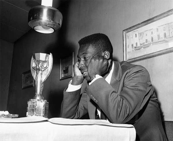 Vua Pele qua đời, thế giới bóng đá thổn thức-6