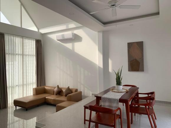 Thiết kế nhà cấp bốn mái nhọn tối giản, khoảng sân vườn giữa nhà tràn ngập ánh sáng, ai cũng mê!-3