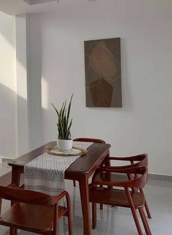 Thiết kế nhà cấp bốn mái nhọn tối giản, khoảng sân vườn giữa nhà tràn ngập ánh sáng, ai cũng mê!-6