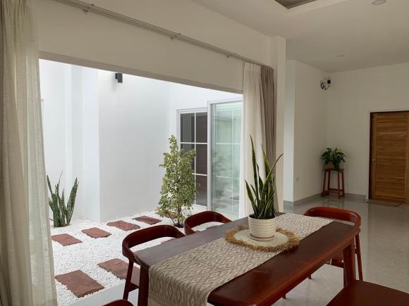 Thiết kế nhà cấp bốn mái nhọn tối giản, khoảng sân vườn giữa nhà tràn ngập ánh sáng, ai cũng mê!-7