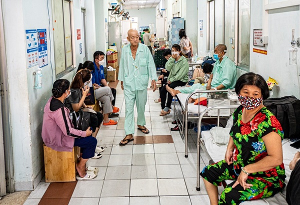 Cơ thể biến dạng vì uống thuốc bột chữa ung thư-1