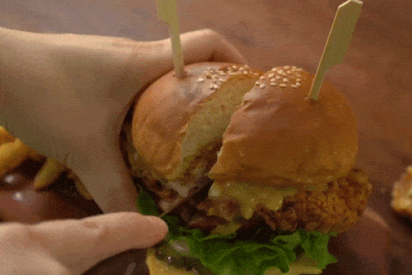 Hamburger gà rán mới lạ cho chuyến picnic dịp Tết dương lịch