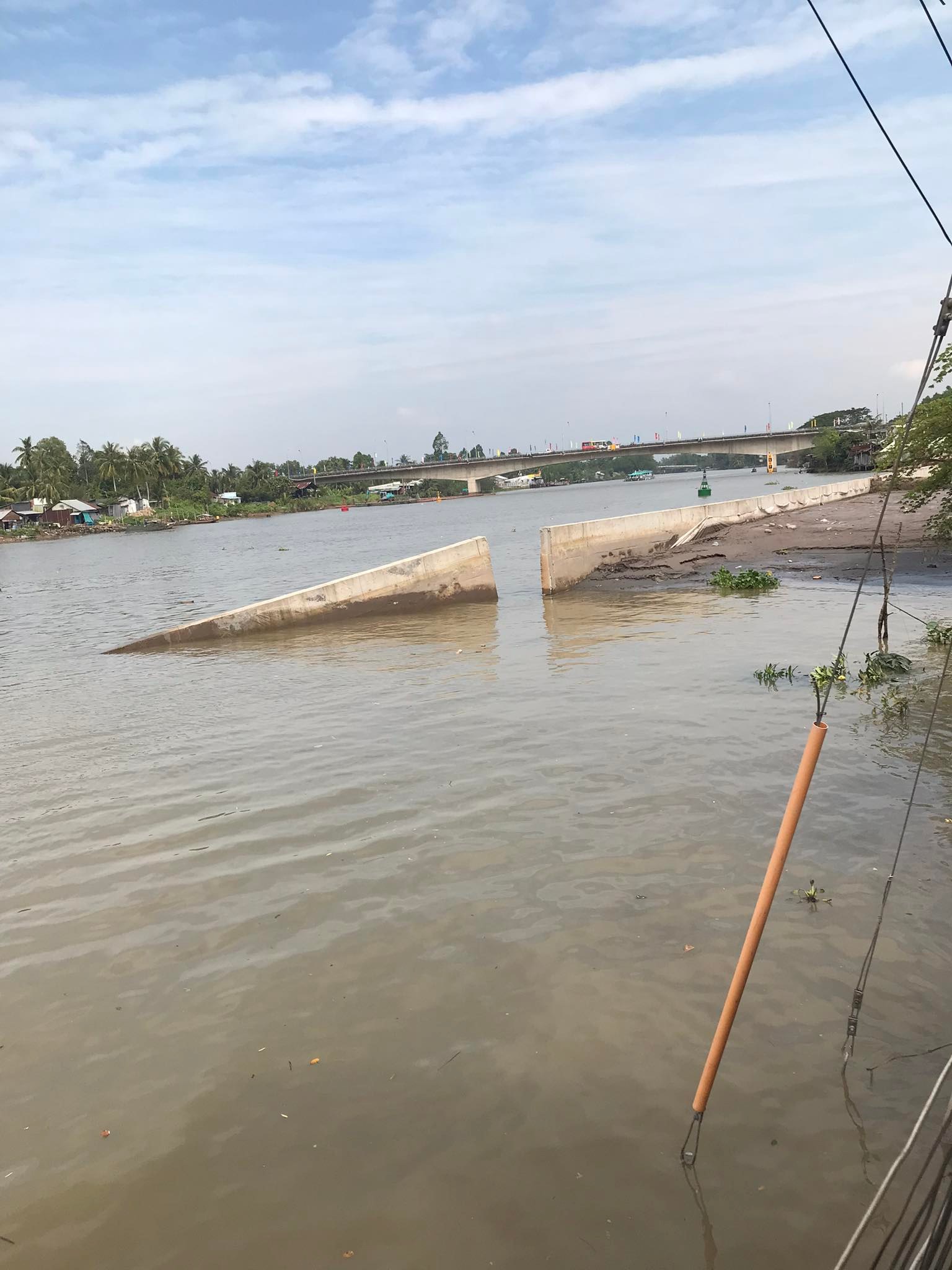 CLIP: Lại xảy ra sạt lở kinh hoàng ở Vĩnh Long, bờ kè đang thi công sụp xuống sông-1