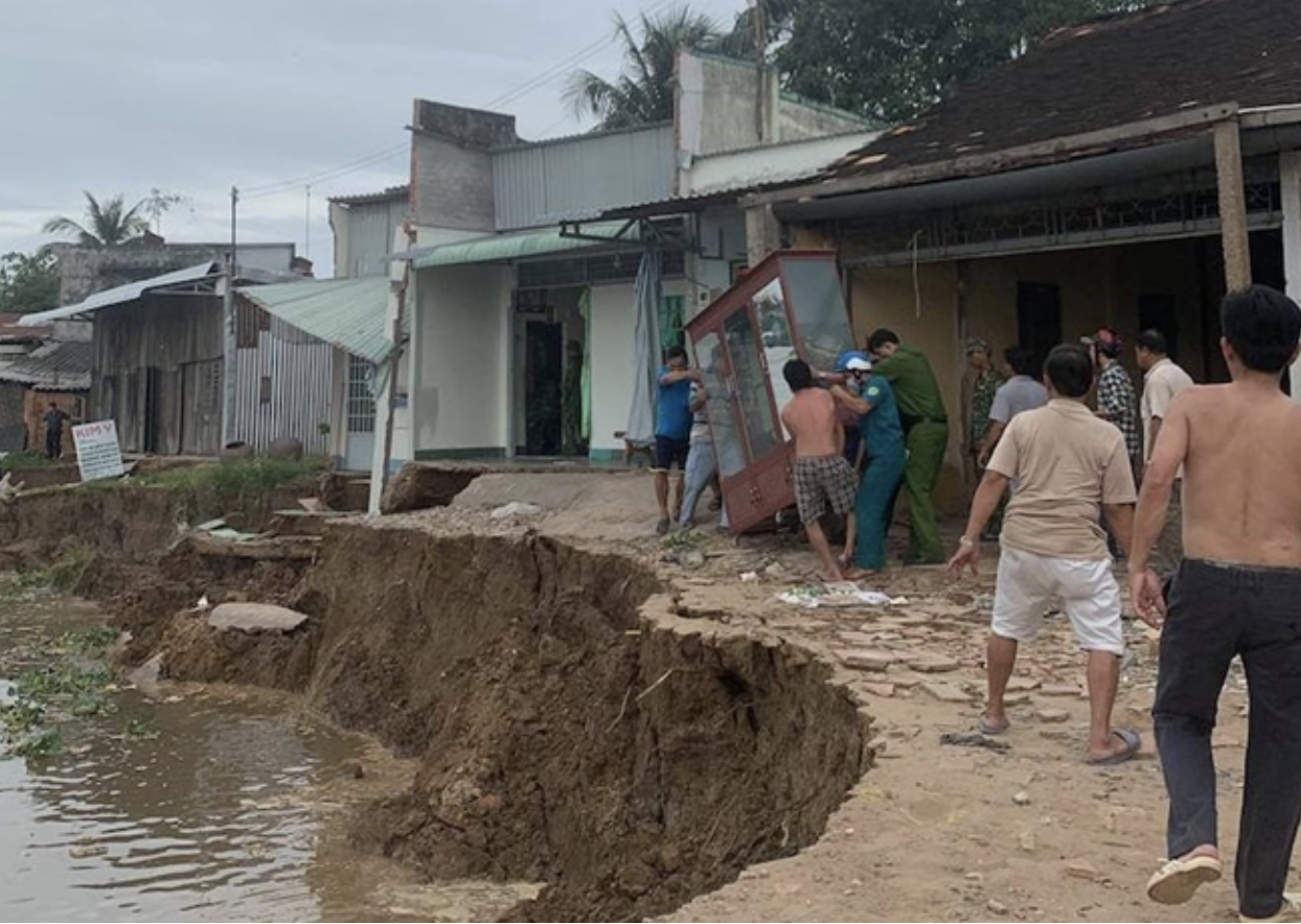 CLIP: Lại xảy ra sạt lở kinh hoàng ở Vĩnh Long, bờ kè đang thi công sụp xuống sông-2