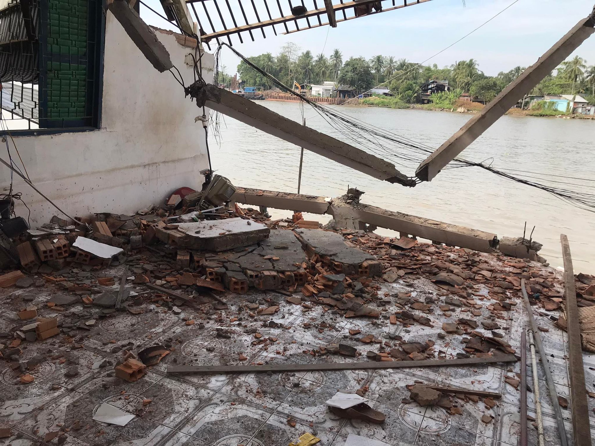 CLIP: Lại xảy ra sạt lở kinh hoàng ở Vĩnh Long, bờ kè đang thi công sụp xuống sông-3