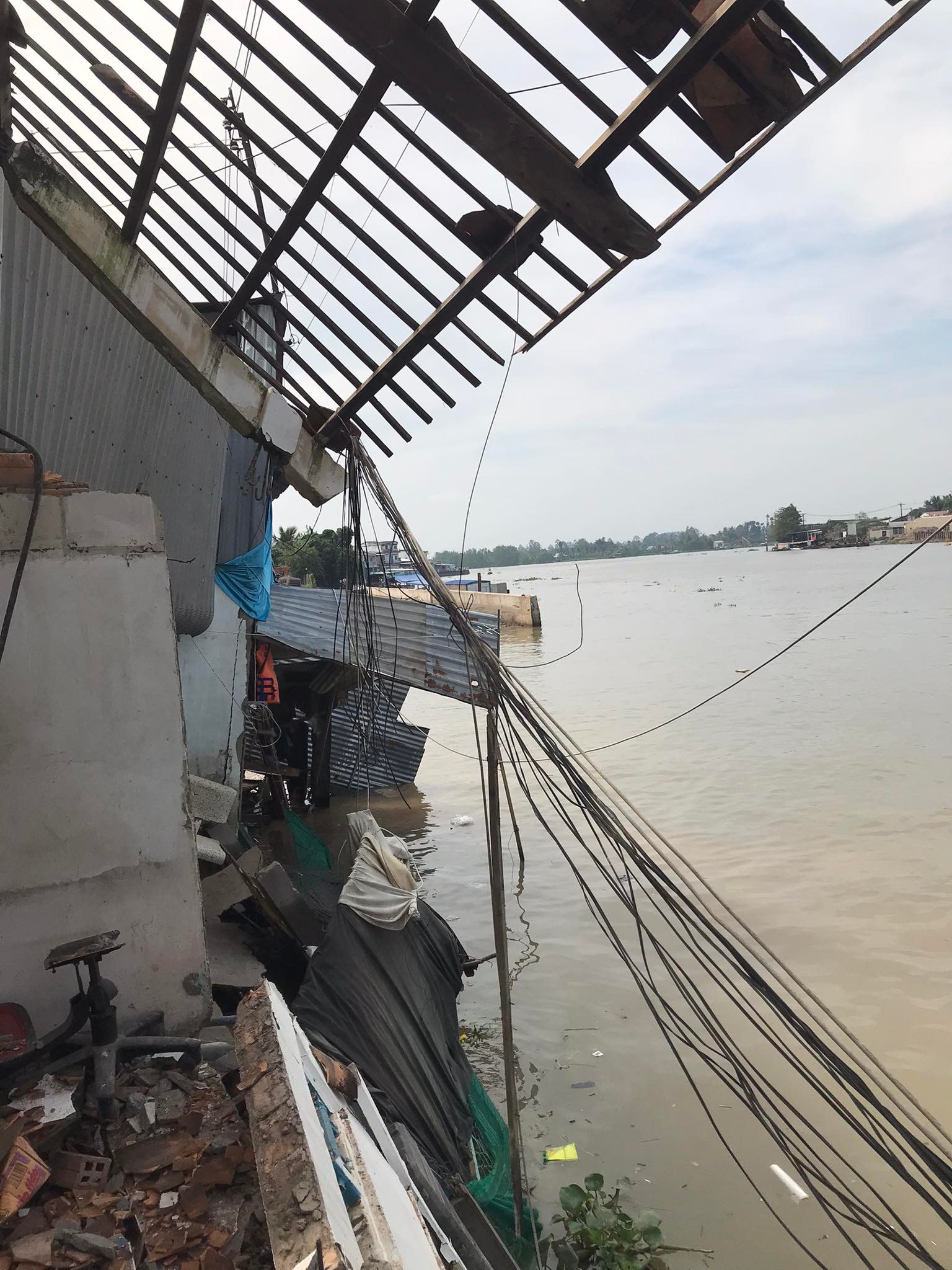 CLIP: Lại xảy ra sạt lở kinh hoàng ở Vĩnh Long, bờ kè đang thi công sụp xuống sông-4