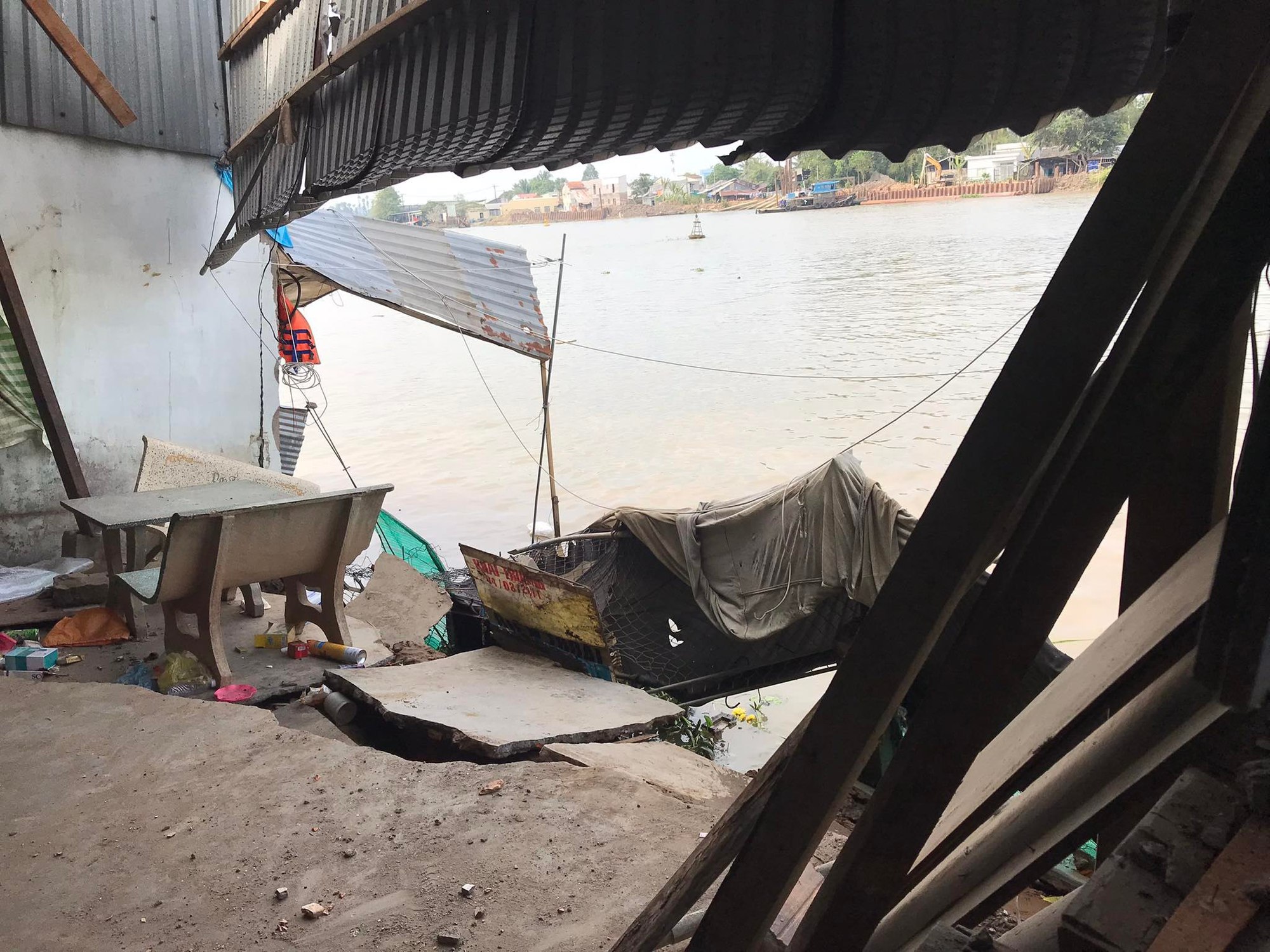 CLIP: Lại xảy ra sạt lở kinh hoàng ở Vĩnh Long, bờ kè đang thi công sụp xuống sông-5