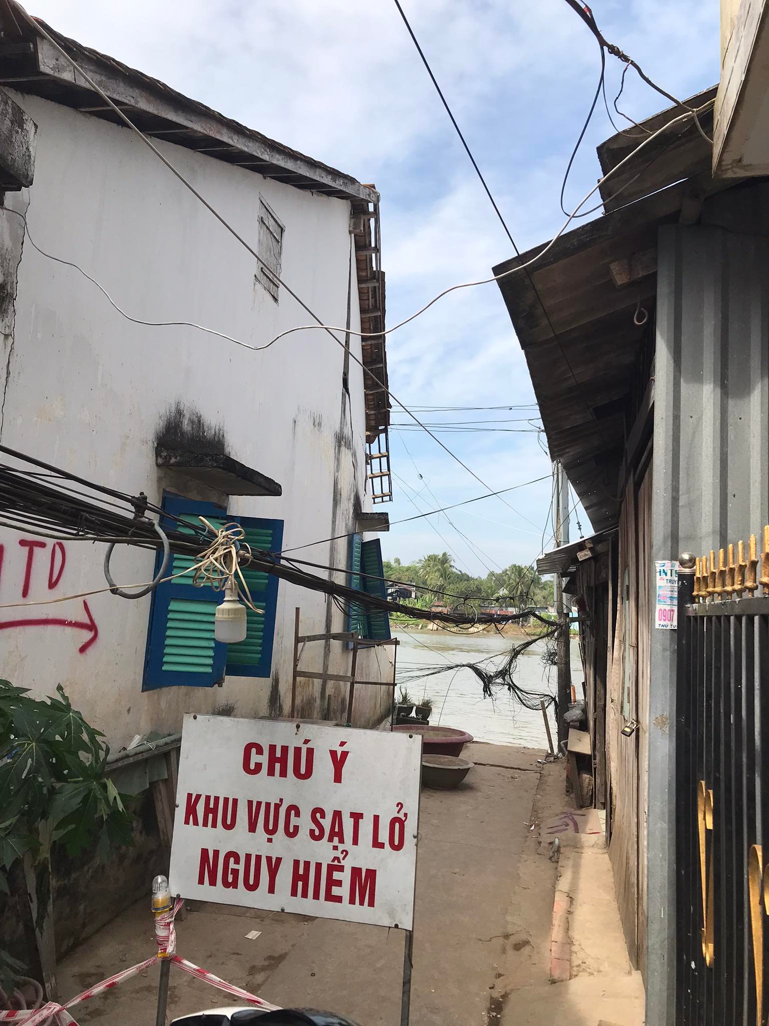 CLIP: Lại xảy ra sạt lở kinh hoàng ở Vĩnh Long, bờ kè đang thi công sụp xuống sông-6