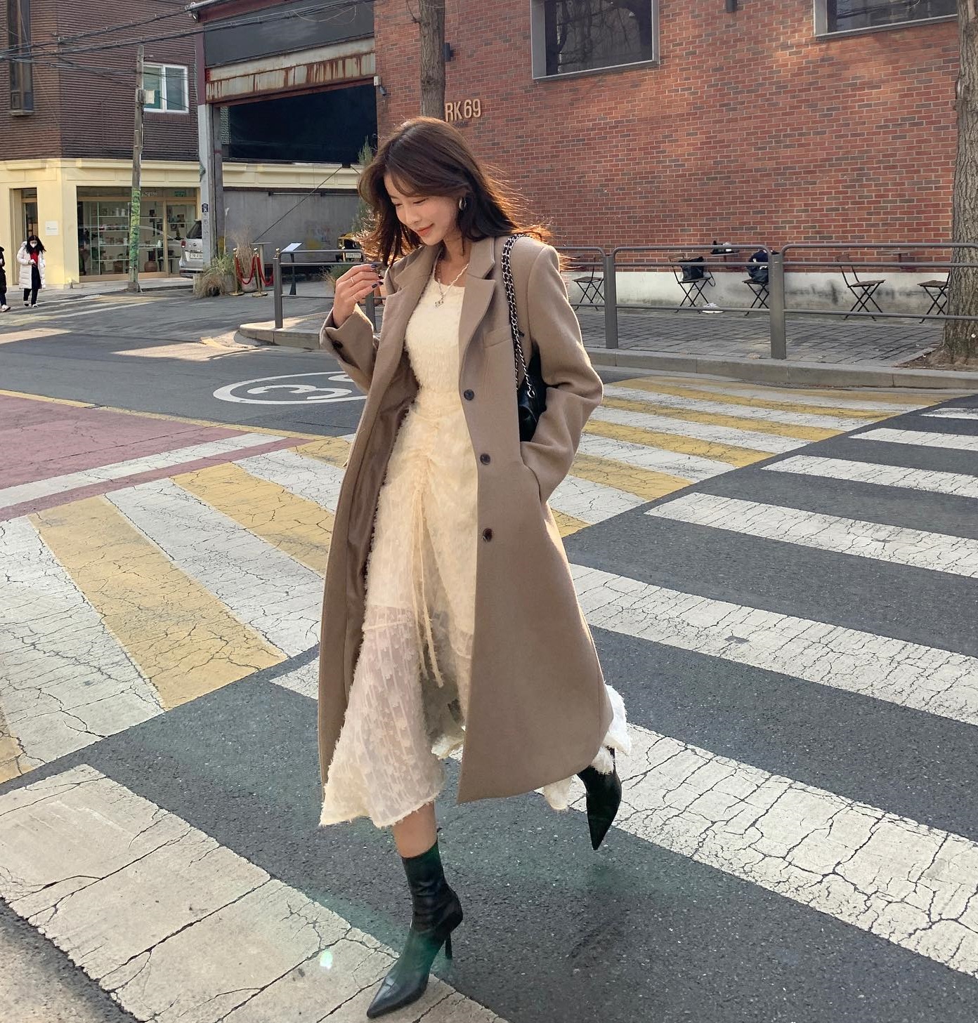 Tham khảo 5 kiểu áo khoác kết hợp cùng váy-6