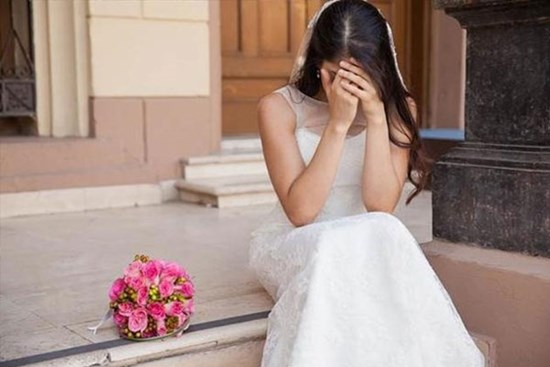 Vợ chết lặng thấy chồng sàm sỡ em dâu ngay trước lúc cưới