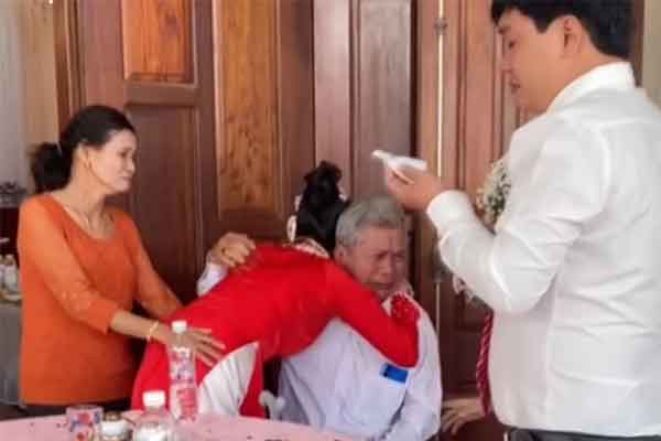 Đu trend đi thật xa để trở về mà không báo trước, cô gái khóc thét khi đứng trước cửa nhà-2