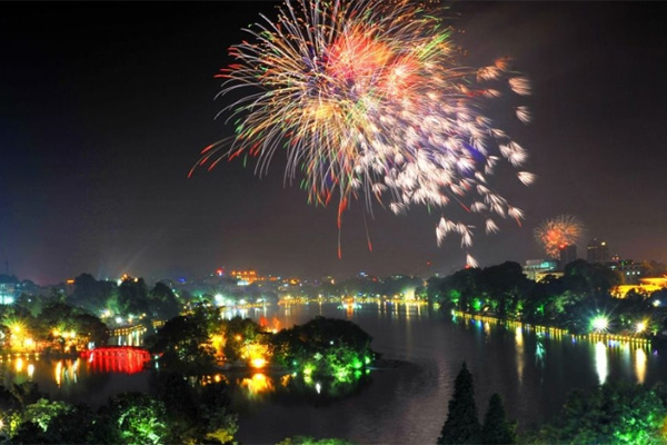Hàng nghìn người đón xem pháo hoa ở TP Thủ Đức-9