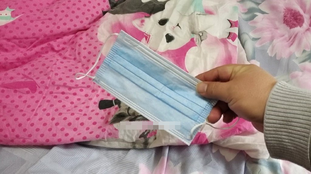 Ruột chăn bông xô lệch trong vỏ gây khó chịu, chỉ cần một chiếc khẩu trang sẽ giải quyết mọi rắc rối-1