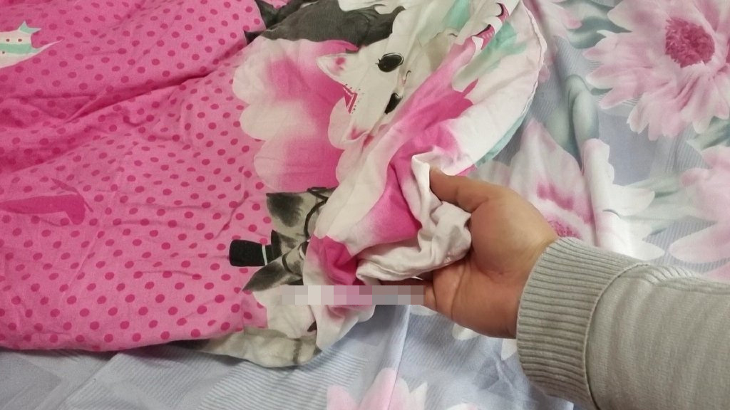 Ruột chăn bông xô lệch trong vỏ gây khó chịu, chỉ cần một chiếc khẩu trang sẽ giải quyết mọi rắc rối-2