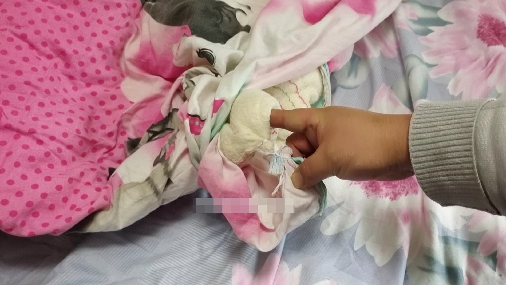 Ruột chăn bông xô lệch trong vỏ gây khó chịu, chỉ cần một chiếc khẩu trang sẽ giải quyết mọi rắc rối-4