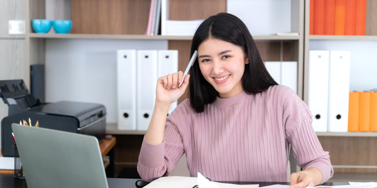 Đi tất niên lại đụng đồ với tình cũ của chồng, lời mỉa mai từ cô ta khiến tôi chưa kịp ngượng thì chồng đã xử đẹp thế này-1