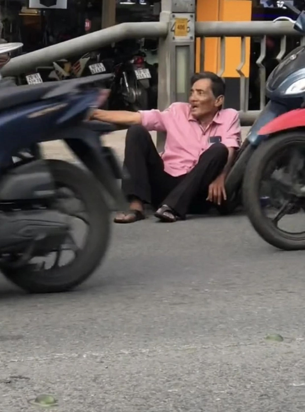 Hình ảnh hiện tại của nghệ sĩ Thương Tín sau vụ ngã xe ngồi thất thần trên cầu-1