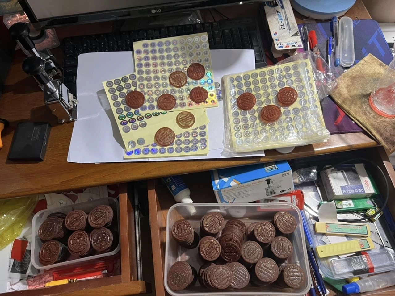 Bộ Công an vừa triệt phá đường dây làm giấy tờ giả khủng-1