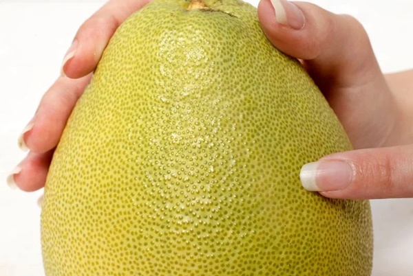 Mua bưởi chọn quả tròn hay quả nhọn: Người bán chỉ 4 mẹo nhìn sơ là biết bưởi ngọt, vỏ mỏng, mọng nước-3