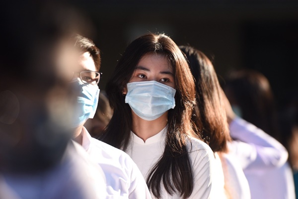 Nỗi bất an khi mặc áo dài đi học-1