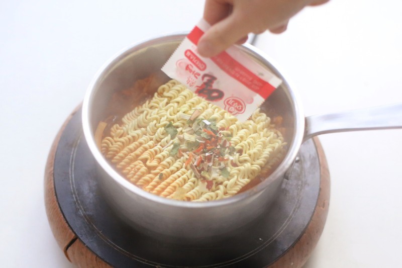 Trời lạnh ăn gì? Mì kim chi nóng hổi nấu dễ mà ăn siêu ngon!-4