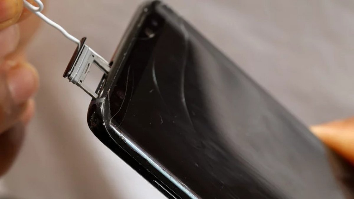 Cách mở khe cắm thẻ SIM trên điện thoại mà không cần dụng cụ tháo chuyên dụng-2