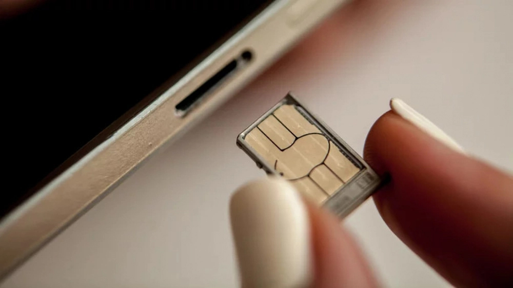 Cách mở khe cắm thẻ SIM trên điện thoại mà không cần dụng cụ tháo chuyên dụng-1