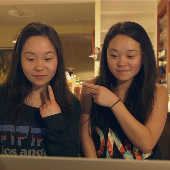 Cặp song sinh cùng trứng có IQ chênh lệch do được nuôi ở 2 quốc gia khác nhau, minh chứng cho tác động không ngờ của môi trường sống-2