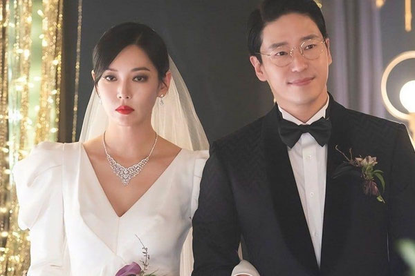 Trong đám cưới, mẹ chồng xếp bố mẹ tôi ngồi vào góc, tôi bưng trà lên nói gì đó khiến bà mất mặt-1