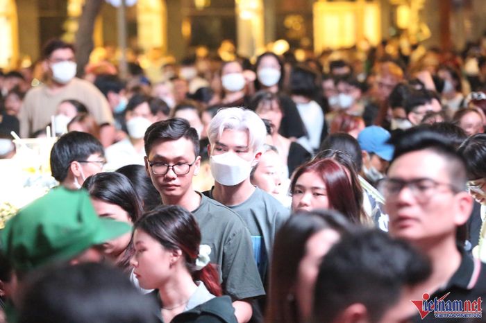 Người dân đổ về trung tâm đón năm mới 2023, kẹt xe khắp ngả đường TP.HCM-10