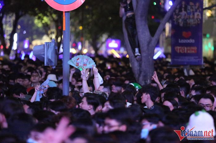 Người dân đổ về trung tâm đón năm mới 2023, kẹt xe khắp ngả đường TP.HCM-12