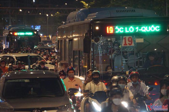 Người dân đổ về trung tâm đón năm mới 2023, kẹt xe khắp ngả đường TP.HCM-6