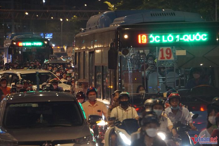 Người dân đổ về trung tâm đón năm mới 2023, kẹt xe khắp ngả đường TP.HCM-6