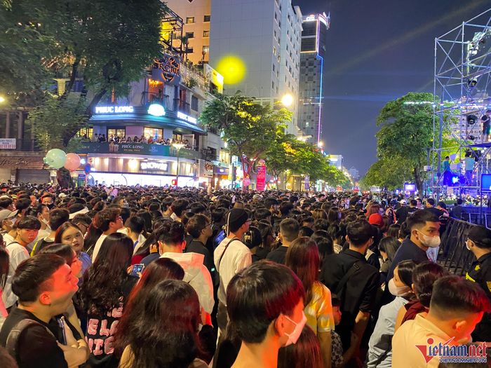 Người dân đổ về trung tâm đón năm mới 2023, kẹt xe khắp ngả đường TP.HCM-13