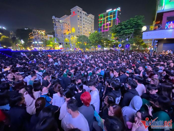 Người dân đổ về trung tâm đón năm mới 2023, kẹt xe khắp ngả đường TP.HCM-8