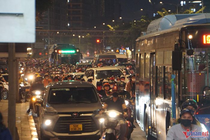 Người dân đổ về trung tâm đón năm mới 2023, kẹt xe khắp ngả đường TP.HCM-2