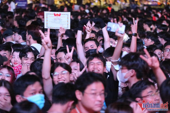 Người dân đổ về trung tâm đón năm mới 2023, kẹt xe khắp ngả đường TP.HCM-11