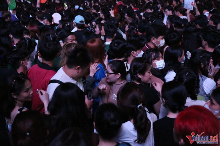 Người dân đổ về trung tâm đón năm mới 2023, kẹt xe khắp ngả đường TP.HCM-9