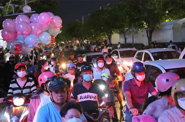 Cảnh tượng đông ngộp thở” tại phố đi bộ Nguyễn Huệ tối 31/12, giới trẻ háo hức chờ countdown 2023-2