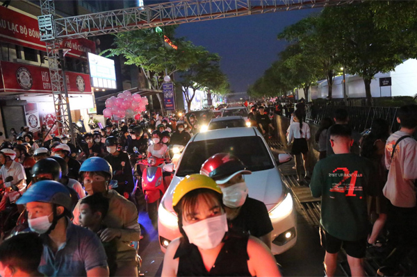 Cảnh tượng đông ngộp thở” tại phố đi bộ Nguyễn Huệ tối 31/12, giới trẻ háo hức chờ countdown 2023-3