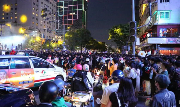 Cảnh tượng đông ngộp thở” tại phố đi bộ Nguyễn Huệ tối 31/12, giới trẻ háo hức chờ countdown 2023-4
