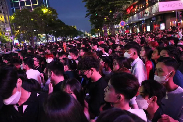 Cảnh tượng đông ngộp thở” tại phố đi bộ Nguyễn Huệ tối 31/12, giới trẻ háo hức chờ countdown 2023-5