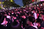 Nhiều người ngất xỉu khi đón năm mới tại phố đi bộ Nguyễn Huệ-3