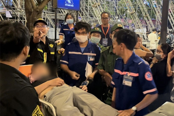 Nhiều người ngất xỉu khi đón năm mới tại phố đi bộ Nguyễn Huệ-1